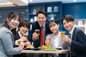 「何を着れば正解？」2026年の会社飲み会で浮かない、好印象を与える新ルール